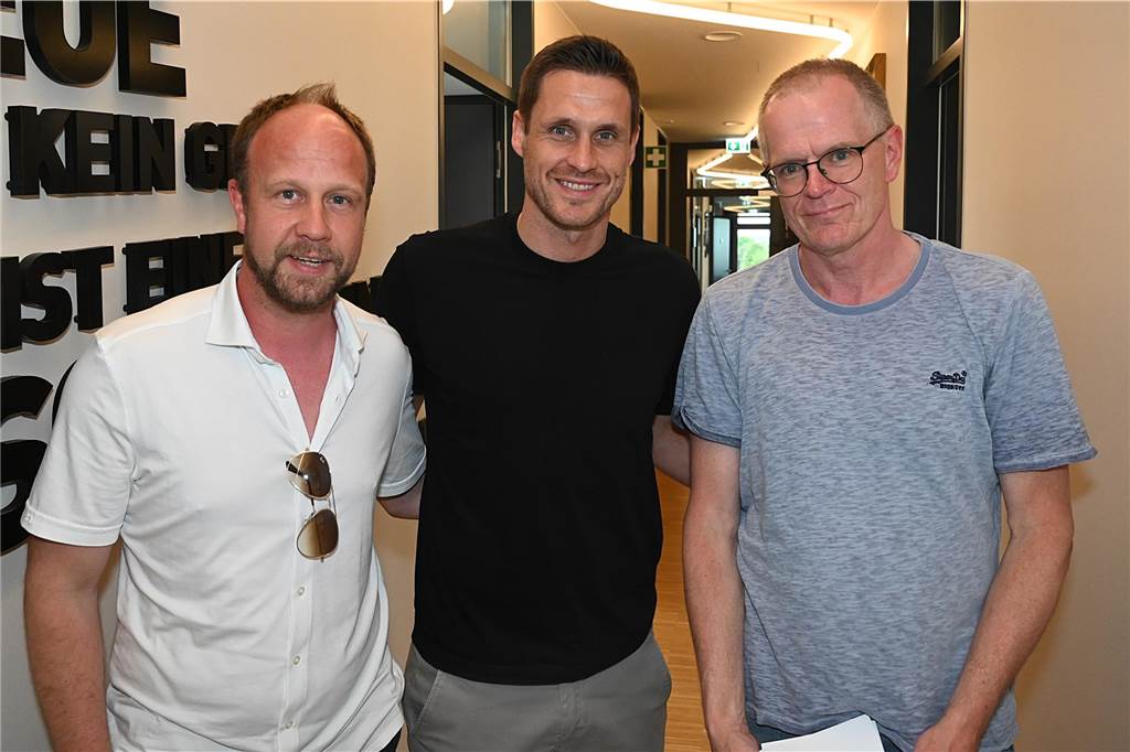 Sebastian Kehl steht neben Jürgen Koers und Dirk Krampe.