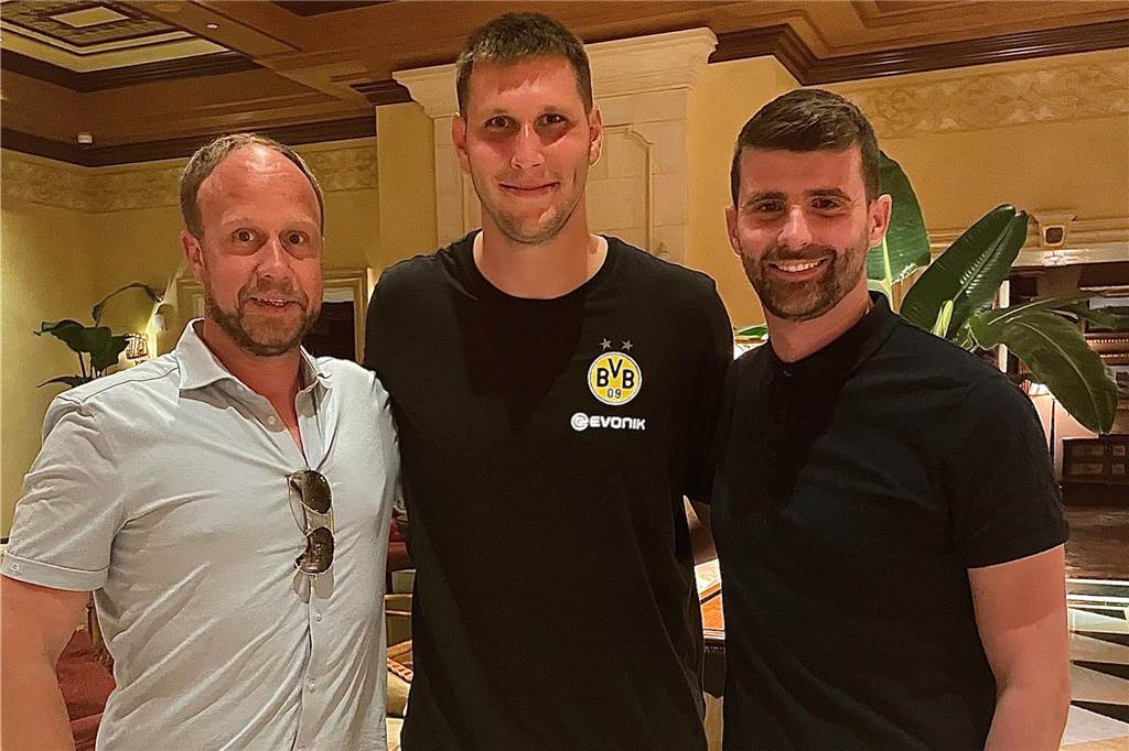 BVB-Spieler Niklas Süle spricht Klartext: „Meine Haltung werde ich für niemanden ändern“ Gruppenbild mit Niklas Süle, Jürgen Koers und Kevin Pinnow.