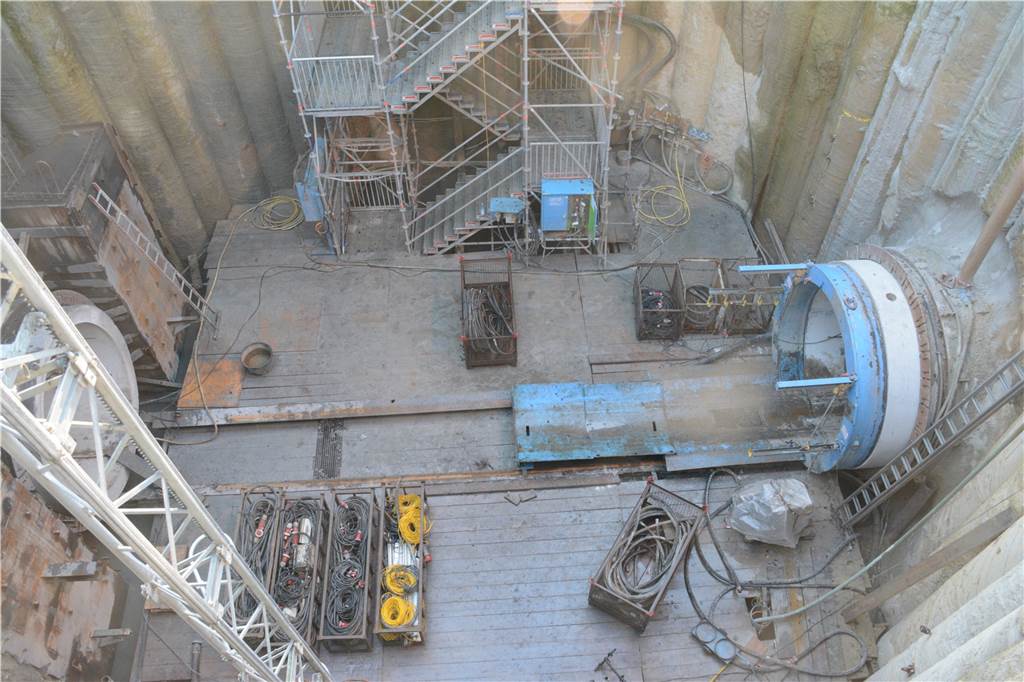 Mit Video: Energie-Tunnel wird ausgeräumt – Fertigstellung erst 2023 Die Röhren wurden in 13 Meter Tiefe gebohrt.