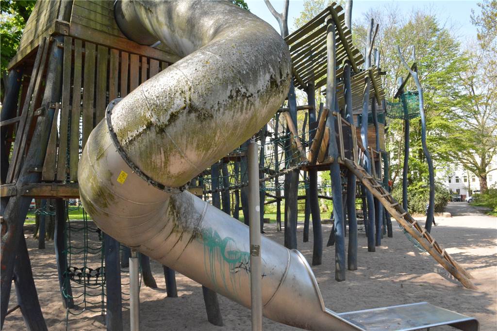 Dortmunder Ausflugsziel mit dreistöckigen Spieltürmen im Video-Check Die Röhrenrutsche könnte mal ein Date mit einem Hochdruckreiniger vertragen. Das Wetter und selbsternannte Sprayer haben Spuren hinterlassen.