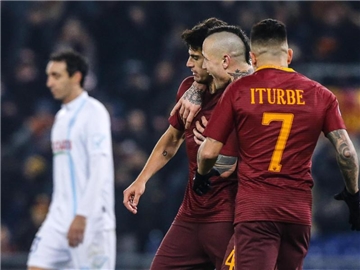 Die Römer feiern den Treffer von Diego Perotti (l) im Spiel gegen Verona. Foto: Angelo Carconi