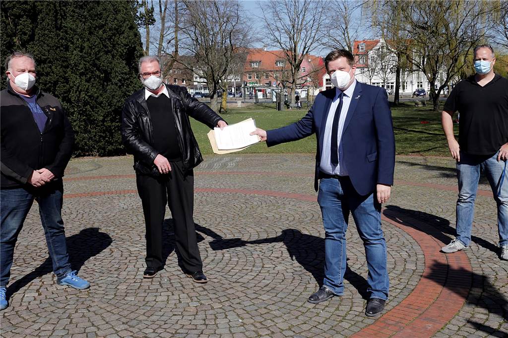 Politik ist sich bei Bebauungsplan Am Schulte Hülsen uneinig Übergabe von Unterschriften