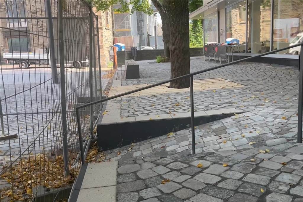 Marktplatz eröffnet - Umfrage: So gefällt den Schwertern das Ergebnis Die Rollstuhlrampe wird von einigen als sehr steil empfunden.