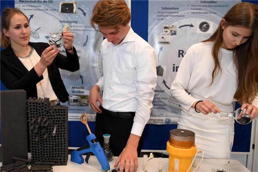 Schüler entwickeln Verfahren für Weltraummüll-Recycling Die Rostocker Schülerinnen Leni Termann (l), Lara Maria Neubert und Schüler Adrian Schorowsky präsentieren ihre Forschungsarbeit in einen Raum bei Airbus. Foto: Carmen Jaspersen