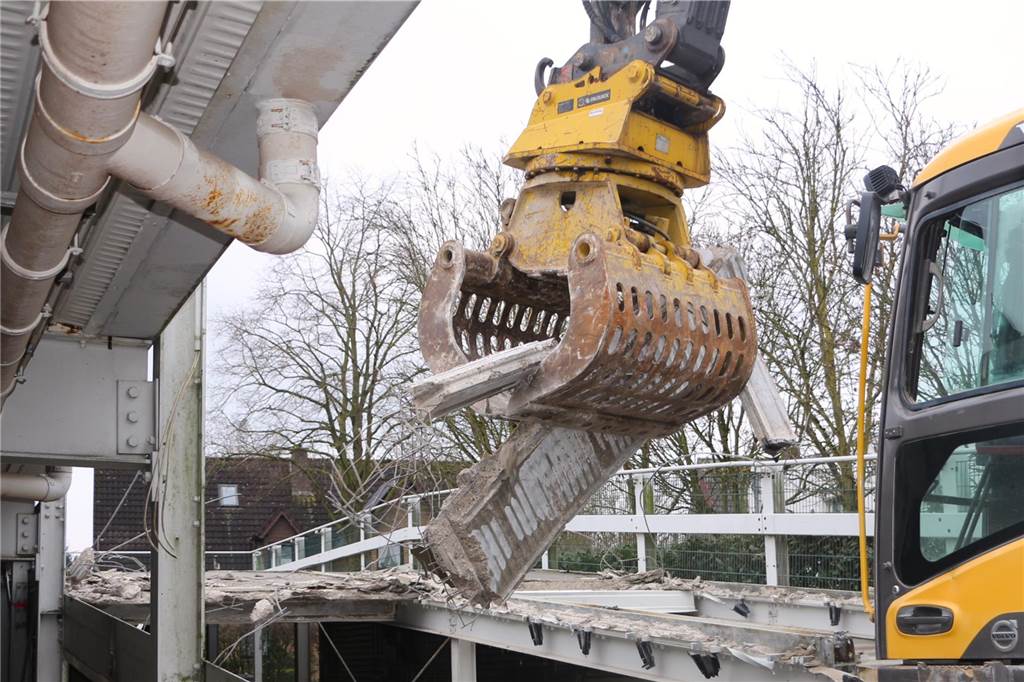 Nächste Großbaustelle: Abbruch des Parkdecks am ehemaligen Krankenhaus gestartet eine Baggerkralle führt Beton