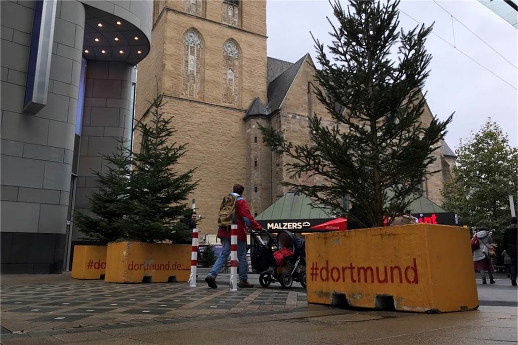 Polizei mit Maschinenpistolen beim Weihnachtsmarkt – war das schon früher so? Die rot-weißen Poller verengen den Westenhellweg zusätzlich zu den großen Betonklötzen.