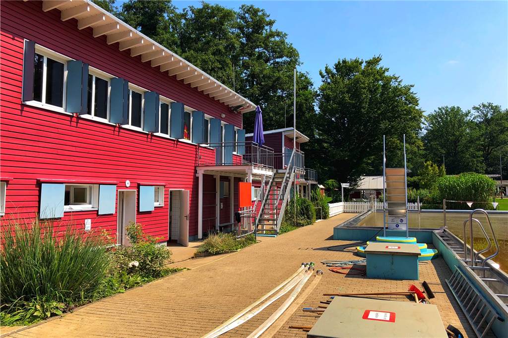 50.000 Euro fürs Elsebad – Badesaison fällt flach, trotzdem steht die erste Veranstaltung an Die rote Fassade des Funktionsgebäudes gibt dem Elsebad sein Gesicht. Im unteren Teil stand das Wasser, hier soll die Verkleidung am Samstag entfernt werden.