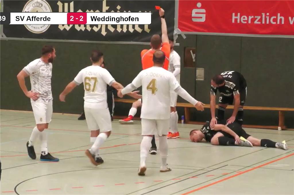 VfK Weddinghofen macht „Theater“ beim Masters: „Mantel der Schande“ liegt über Spiel gegen Afferde Die Rote Karte sah Weddinghofens Tarik Civak.
