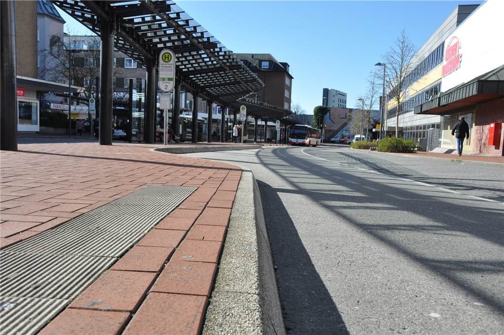 Der Busbahnhof wird barrierefrei umgebaut - Busse halten rund um den Münsterplatz Die rote Pflasterung wird durch eine kontrastreichere anthrazitfarbene ersetzt. Anstelle der Bodenplatten mit Rillen wird es bald neue mit Noppen geben. Diese werden für blinde Menschen einfacher wahrzunehmen sein.