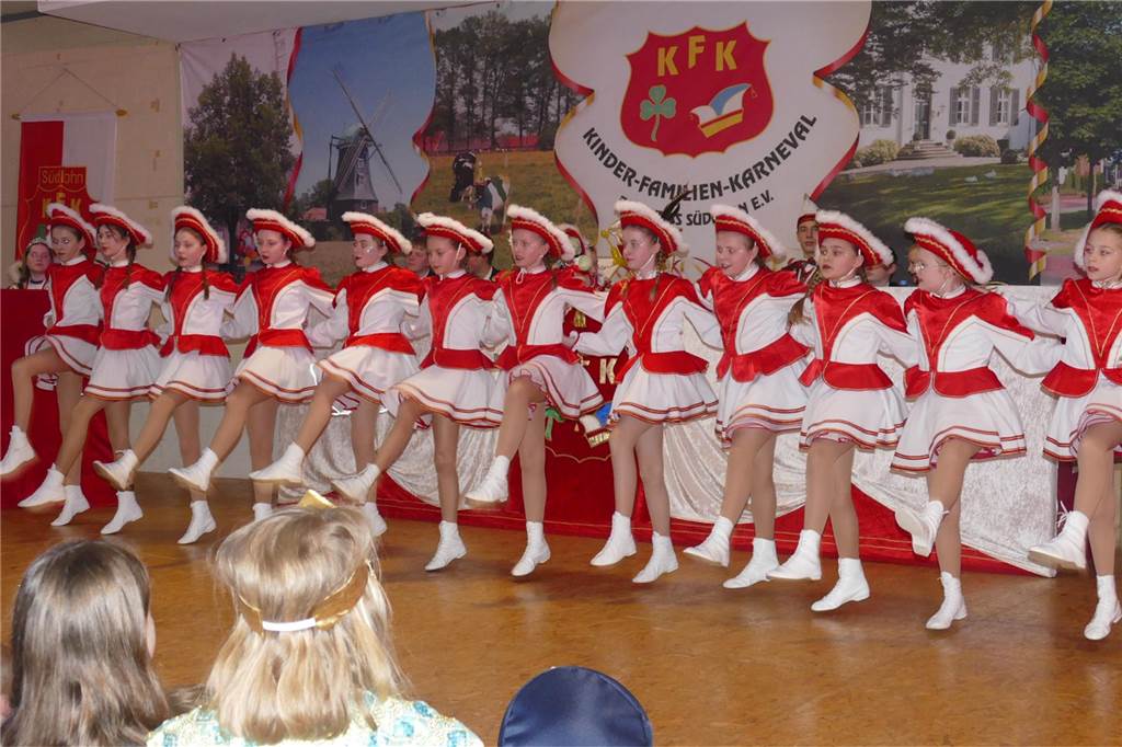 Die „Roten Teufel“ auf der Bühne beim Kinderbüttnachmittag des KFK Südlohn