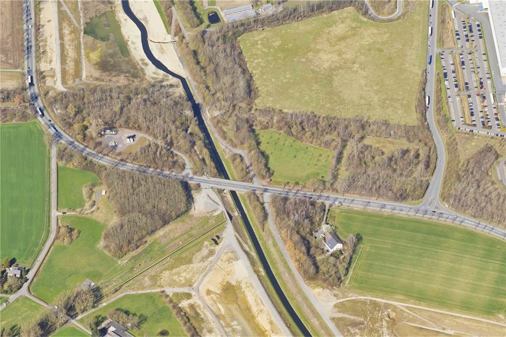 Gute Nachricht für Radfahrer in Dortmund: Gefährliche Kreuzung verschwindet Die Rückhaltebecken in Ellinghausen: Die Ellinghause Straße kreuzt das Emschertal. Vor allem durch die langgezogene Kurve haben Radfahrer kaum die Möglichkeit, sicher die Straße zu überqueren.