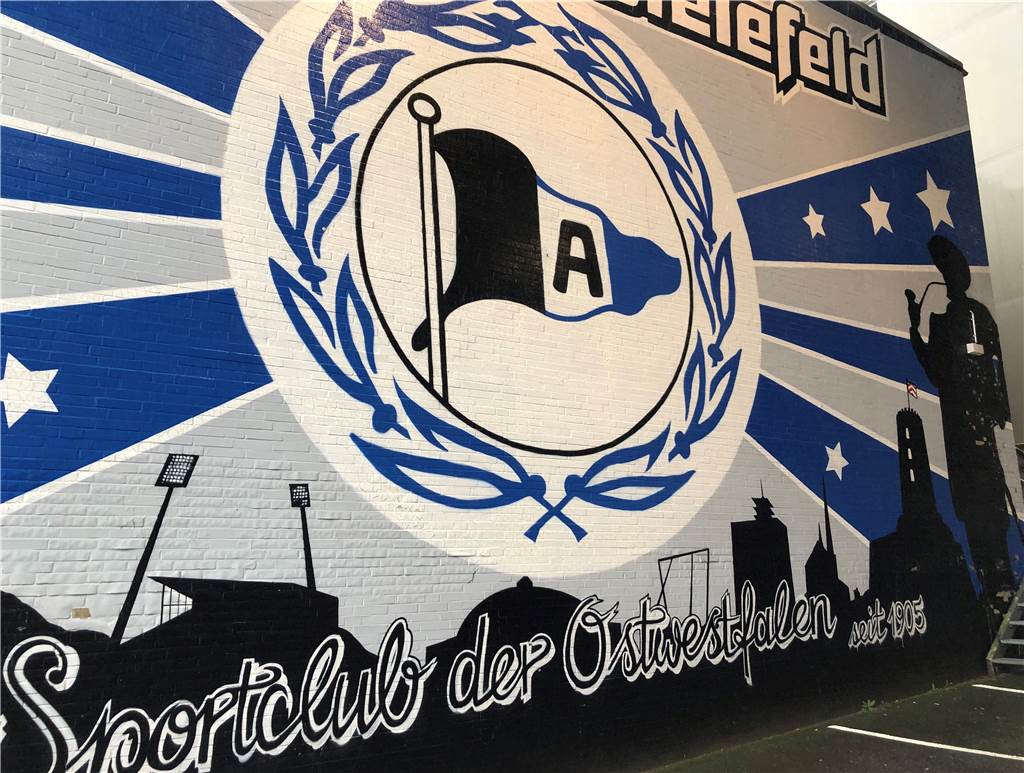 Mythos Arminia Bielefeld - und Amos Pieper mittendrin Die Rückwand des Almbads ist mit einem großen Graffiti besprüht - und grenzt direkt an die Südtribüne.