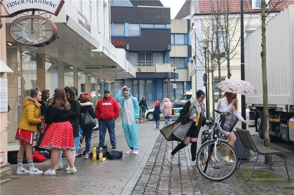 Die Ruhe vor dem Sturm: Noch sind erste einige vereinzelte Karnevalisten in der Innenstadt von Werne unterwegs.