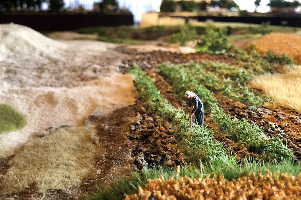 Diorama-Detail: Bäuerin bei der Feldarbeit