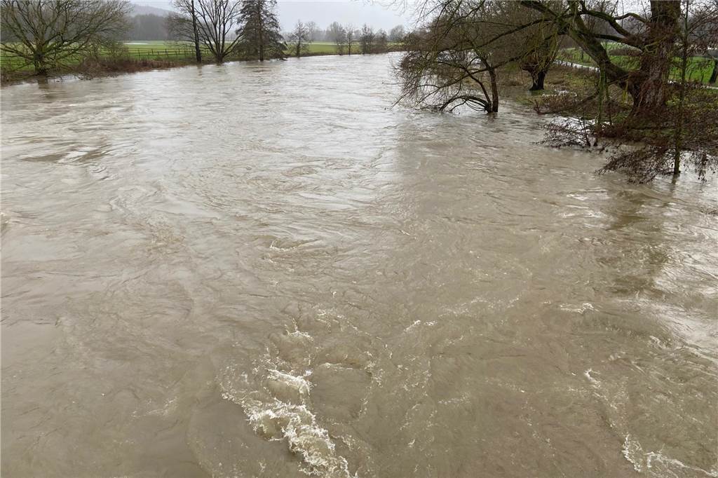 Die Ruhr am ersten Weihnachtsfeiertag (25.12. 23) am Gutshof Wellenbad. Inzwischen sind die Pegelstände leicht gesunken.