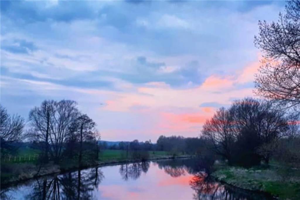 Die Ruhr und ein blau-rosafarbener Himmel sind zu sehen.