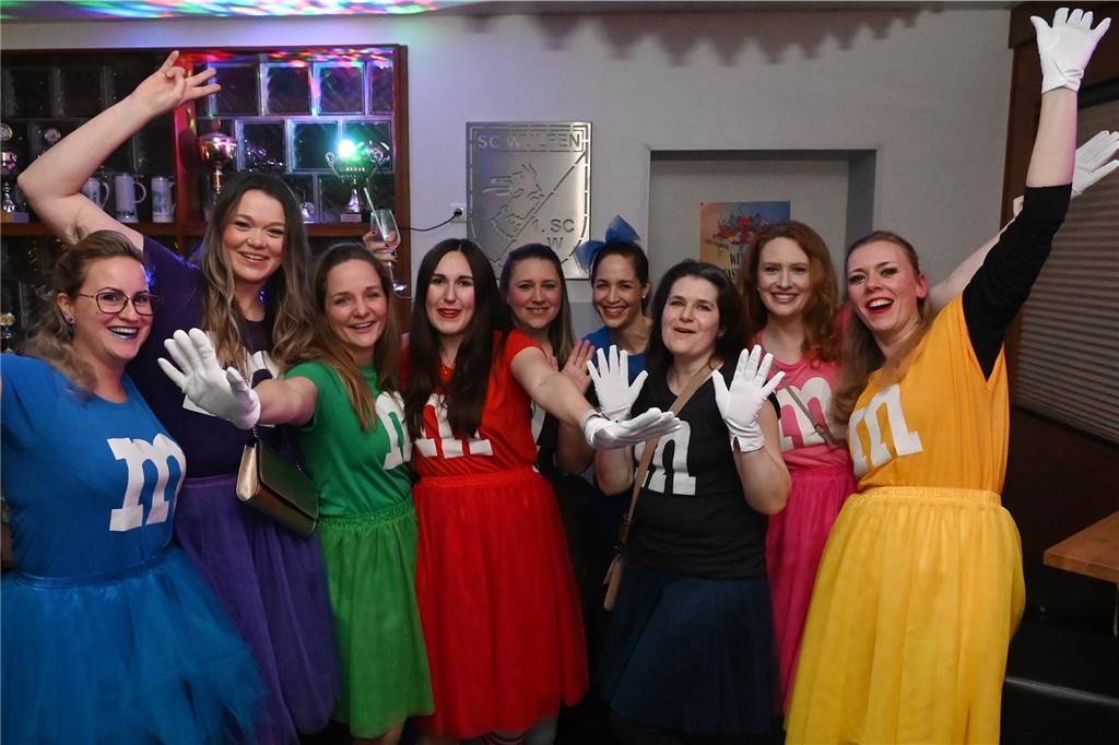Die rund 160 anwesenden Jecken freuten sich in der Wittenbrink-Klause über das kleine, aber feine Programm mit Sketchen und einer Gesangseinlage. Davor und danach gab es reichlich Party mit Musik.