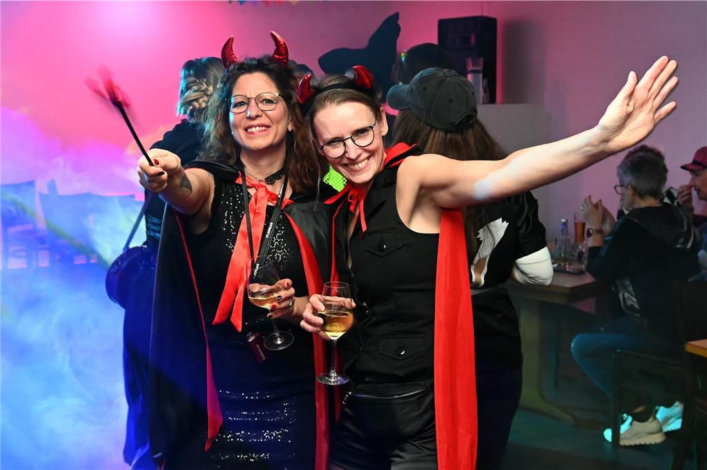 Die rund 160 anwesenden Jecken freuten sich in der Wittenbrink-Klause über das kleine, aber feine Programm mit Sketchen und einer Gesangseinlage. Davor und danach gab es reichlich Party mit Musik.