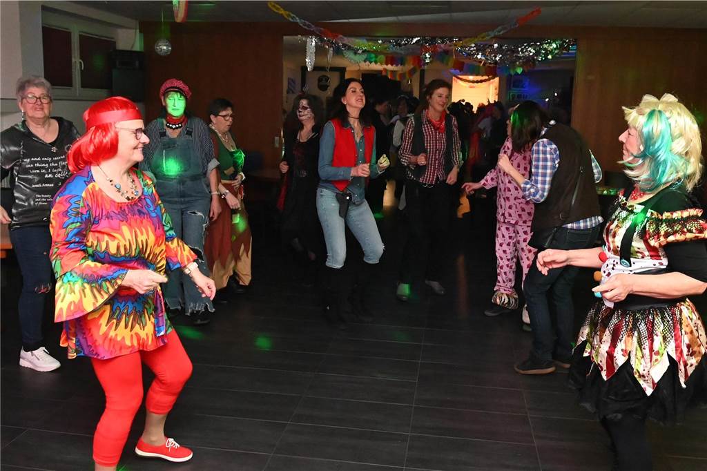 Die rund 160 anwesenden Jecken freuten sich in der Wittenbrink-Klause über das kleine, aber feine Programm mit Sketchen und einer Gesangseinlage. Davor und danach gab es reichlich Party mit Musik.