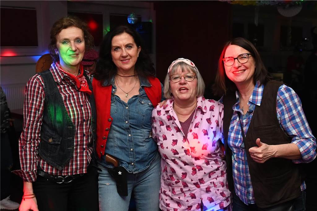 Die rund 160 anwesenden Jecken freuten sich in der Wittenbrink-Klause über das kleine, aber feine Programm mit Sketchen und einer Gesangseinlage. Davor und danach gab es reichlich Party mit Musik.