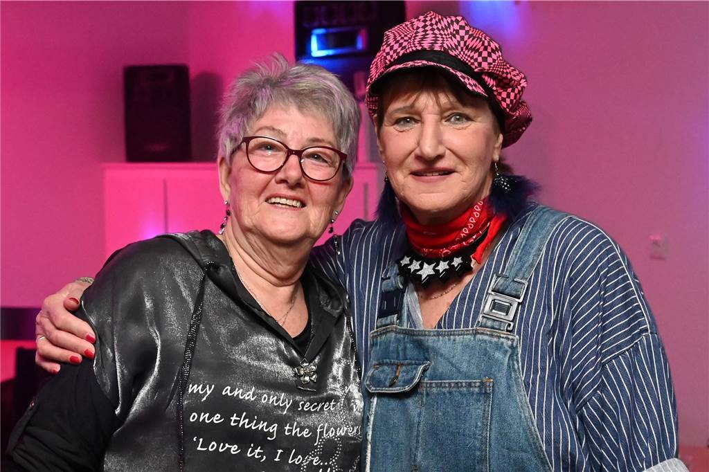 Die rund 160 anwesenden Jecken freuten sich in der Wittenbrink-Klause über das kleine, aber feine Programm mit Sketchen und einer Gesangseinlage. Davor und danach gab es reichlich Party mit Musik.