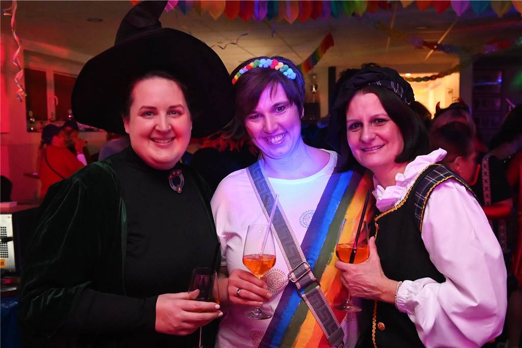 Die rund 160 anwesenden Jecken freuten sich in der Wittenbrink-Klause über das kleine, aber feine Programm mit Sketchen und einer Gesangseinlage. Davor und danach gab es reichlich Party mit Musik.