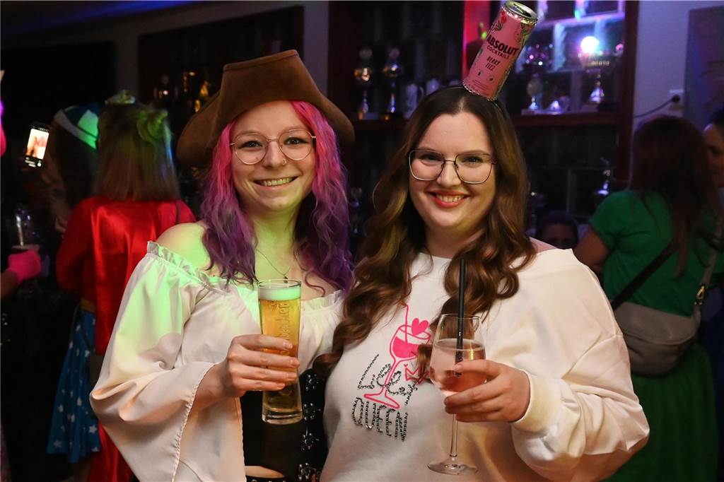Die rund 160 anwesenden Jecken freuten sich in der Wittenbrink-Klause über das kleine, aber feine Programm mit Sketchen und einer Gesangseinlage. Davor und danach gab es reichlich Party mit Musik.