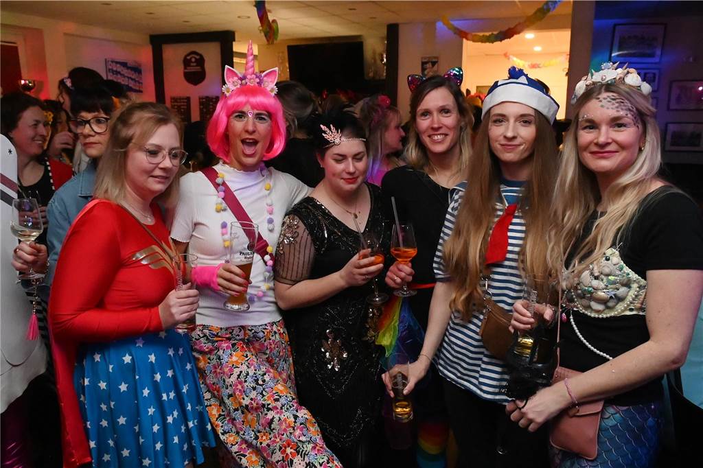 Die rund 160 anwesenden Jecken freuten sich in der Wittenbrink-Klause über das kleine, aber feine Programm mit Sketchen und einer Gesangseinlage. Davor und danach gab es reichlich Party mit Musik.