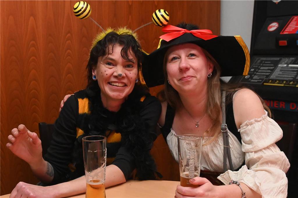 Die rund 160 anwesenden Jecken freuten sich in der Wittenbrink-Klause über das kleine, aber feine Programm mit Sketchen und einer Gesangseinlage. Davor und danach gab es reichlich Party mit Musik.