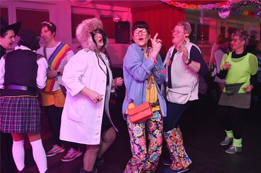 Die rund 160 anwesenden Jecken freuten sich in der Wittenbrink-Klause über das kleine, aber feine Programm mit Sketchen und einer Gesangseinlage. Davor und danach gab es reichlich Party mit Musik.