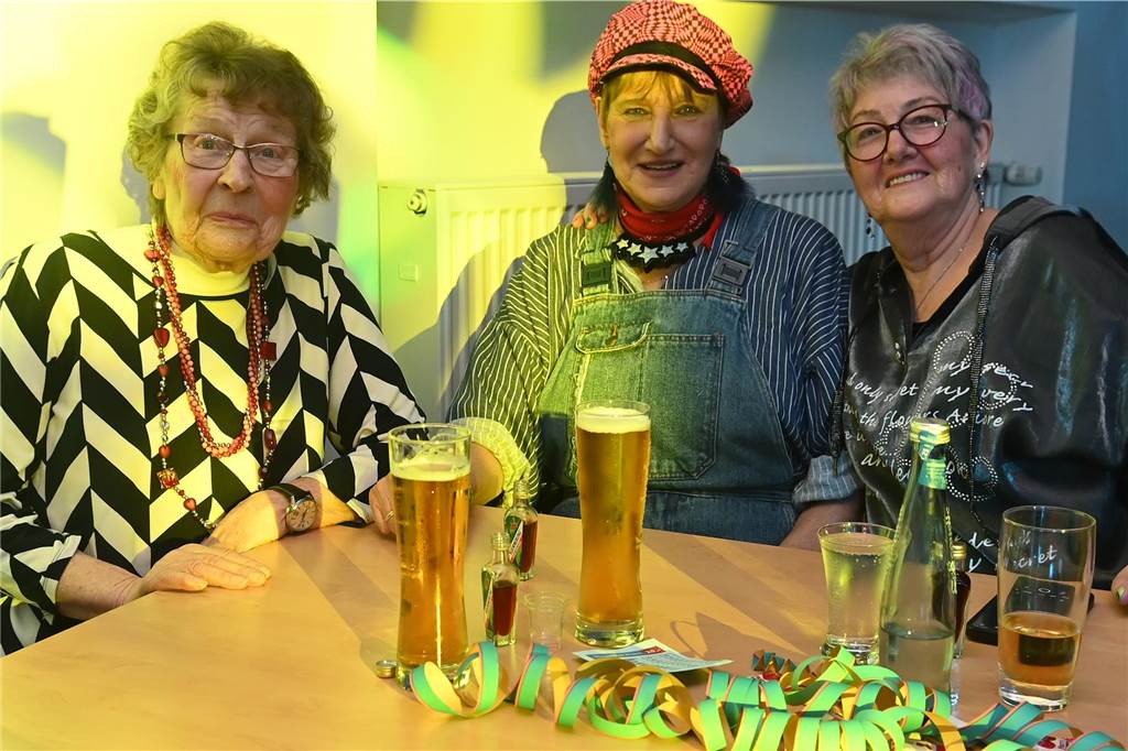 Die rund 160 anwesenden Jecken freuten sich in der Wittenbrink-Klause über das kleine, aber feine Programm mit Sketchen und einer Gesangseinlage. Davor und danach gab es reichlich Party mit Musik.