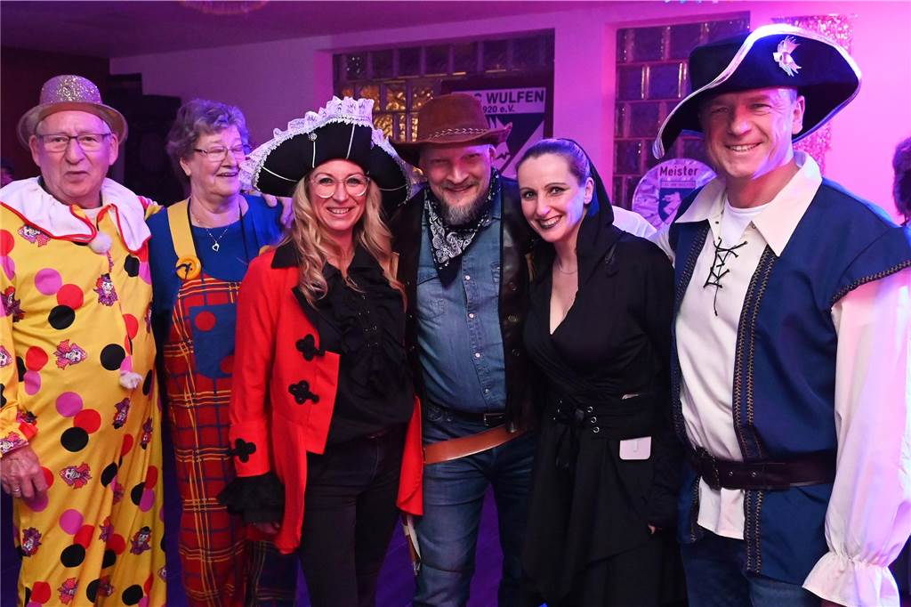 Die rund 160 anwesenden Jecken freuten sich in der Wittenbrink-Klause über das kleine, aber feine Programm mit Sketchen und einer Gesangseinlage. Davor und danach gab es reichlich Party mit Musik.