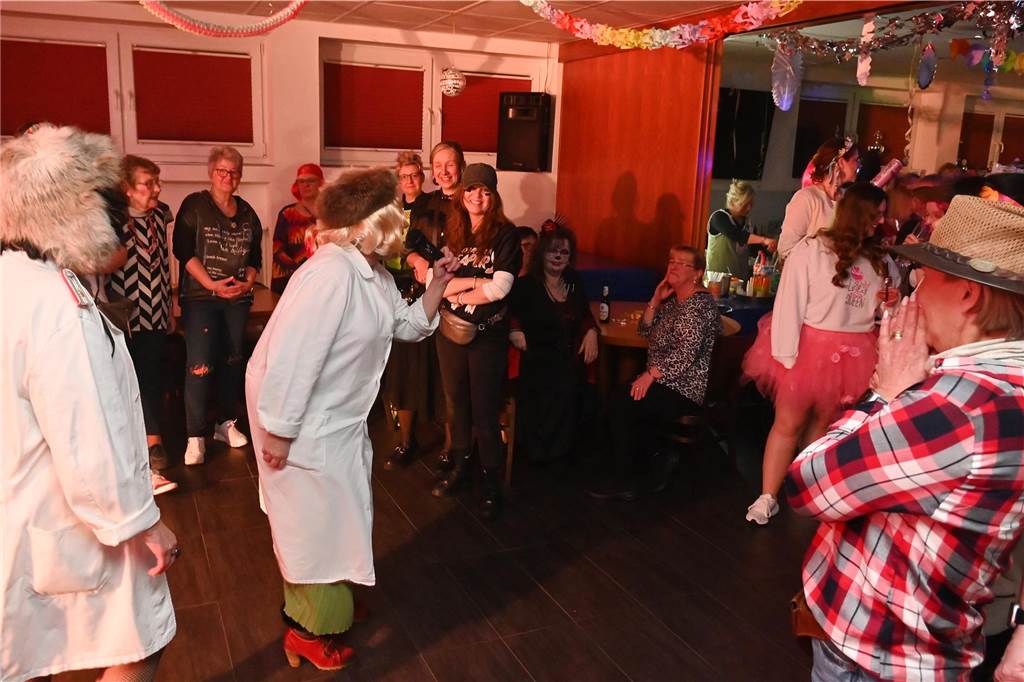 Die rund 160 anwesenden Jecken freuten sich in der Wittenbrink-Klause über das kleine, aber feine Programm mit Sketchen und einer Gesangseinlage. Davor und danach gab es reichlich Party mit Musik.