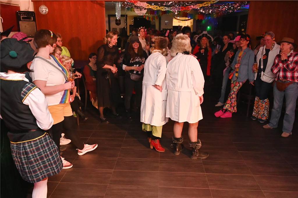 Die rund 160 anwesenden Jecken freuten sich in der Wittenbrink-Klause über das kleine, aber feine Programm mit Sketchen und einer Gesangseinlage. Davor und danach gab es reichlich Party mit Musik.