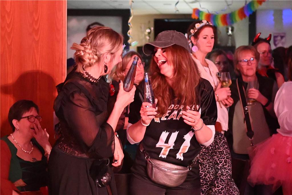 Die rund 160 anwesenden Jecken freuten sich in der Wittenbrink-Klause über das kleine, aber feine Programm mit Sketchen und einer Gesangseinlage. Davor und danach gab es reichlich Party mit Musik.
