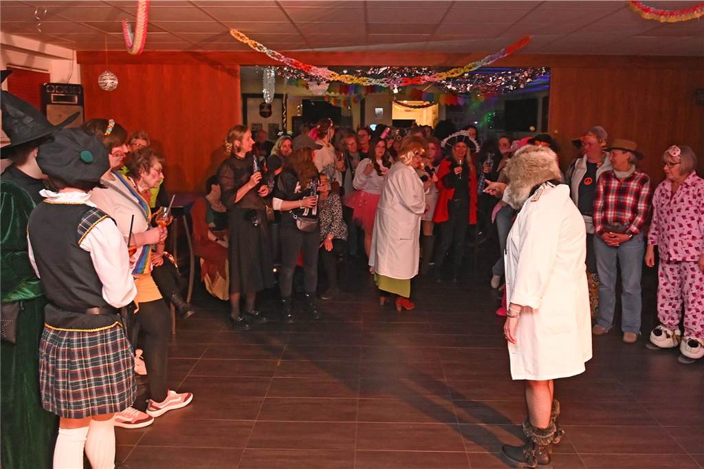 Die rund 160 anwesenden Jecken freuten sich in der Wittenbrink-Klause über das kleine, aber feine Programm mit Sketchen und einer Gesangseinlage. Davor und danach gab es reichlich Party mit Musik.
