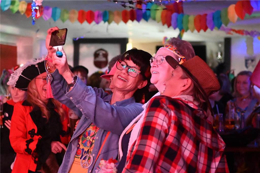 Die rund 160 anwesenden Jecken freuten sich in der Wittenbrink-Klause über das kleine, aber feine Programm mit Sketchen und einer Gesangseinlage. Davor und danach gab es reichlich Party mit Musik.