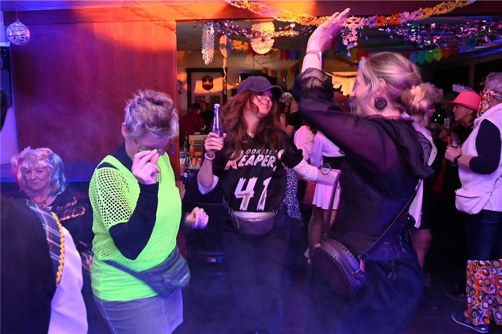 Die rund 160 anwesenden Jecken freuten sich in der Wittenbrink-Klause über das kleine, aber feine Programm mit Sketchen und einer Gesangseinlage. Davor und danach gab es reichlich Party mit Musik.
