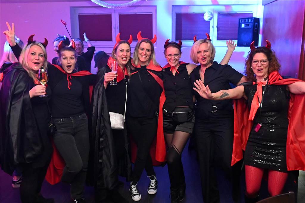 Die rund 160 anwesenden Jecken freuten sich in der Wittenbrink-Klause über das kleine, aber feine Programm mit Sketchen und einer Gesangseinlage. Davor und danach gab es reichlich Party mit Musik.