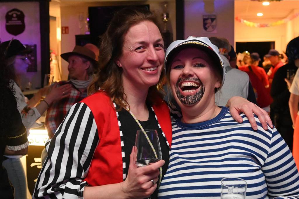 Die rund 160 anwesenden Jecken freuten sich in der Wittenbrink-Klause über das kleine, aber feine Programm mit Sketchen und einer Gesangseinlage. Davor und danach gab es reichlich Party mit Musik.