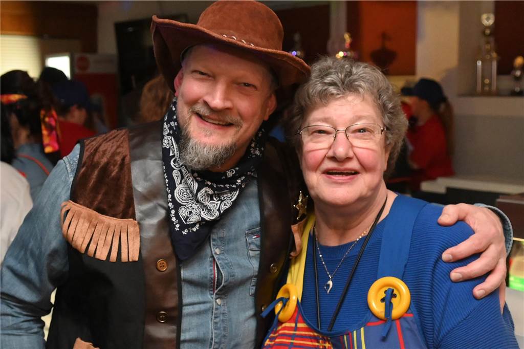 Die rund 160 anwesenden Jecken freuten sich in der Wittenbrink-Klause über das kleine, aber feine Programm mit Sketchen und einer Gesangseinlage. Davor und danach gab es reichlich Party mit Musik.