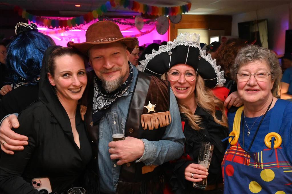 Die rund 160 anwesenden Jecken freuten sich in der Wittenbrink-Klause über das kleine, aber feine Programm mit Sketchen und einer Gesangseinlage. Davor und danach gab es reichlich Party mit Musik.