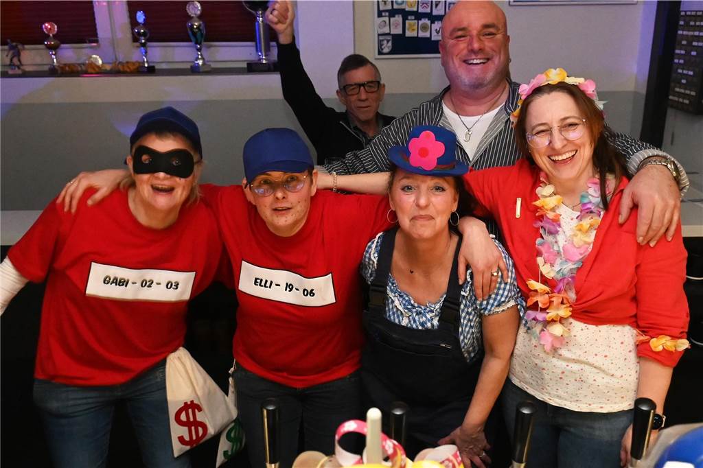 Die rund 160 anwesenden Jecken freuten sich in der Wittenbrink-Klause über das kleine, aber feine Programm mit Sketchen und einer Gesangseinlage. Davor und danach gab es reichlich Party mit Musik.