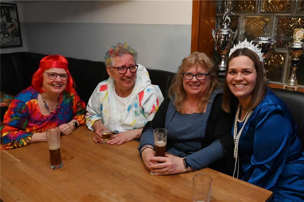 Die rund 160 anwesenden Jecken freuten sich in der Wittenbrink-Klause über das kleine, aber feine Programm mit Sketchen und einer Gesangseinlage. Davor und danach gab es reichlich Party mit Musik.