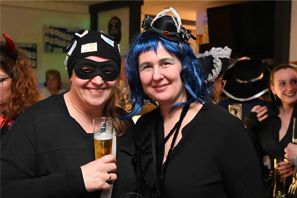 Die rund 160 anwesenden Jecken freuten sich in der Wittenbrink-Klause über das kleine, aber feine Programm mit Sketchen und einer Gesangseinlage. Davor und danach gab es reichlich Party mit Musik.