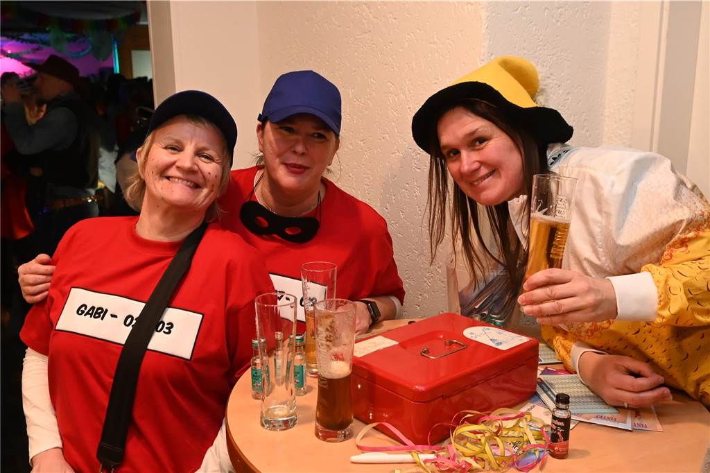 Die rund 160 anwesenden Jecken freuten sich in der Wittenbrink-Klause über das kleine, aber feine Programm mit Sketchen und einer Gesangseinlage. Davor und danach gab es reichlich Party mit Musik.