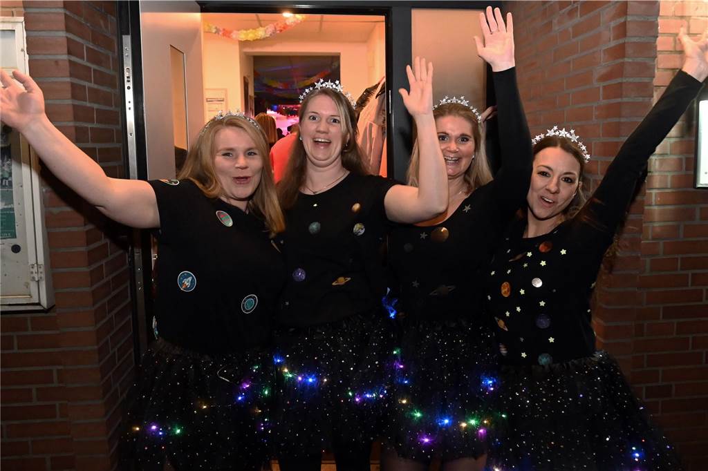 Die rund 160 anwesenden Jecken freuten sich in der Wittenbrink-Klause über das kleine, aber feine Programm mit Sketchen und einer Gesangseinlage. Davor und danach gab es reichlich Party mit Musik.