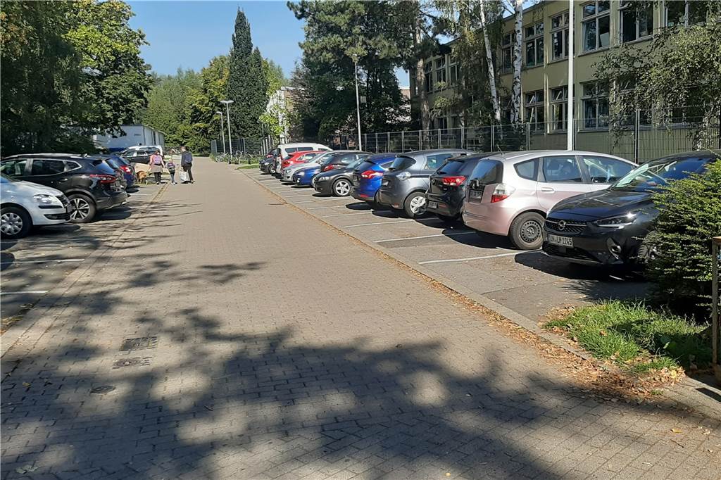 Anwohner ärgern sich über massives Parkplatzproblem Die rund 30 Parkplätze neben dem Sportplatz sind oft besetzt.