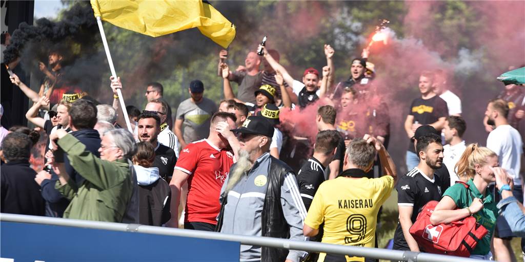 Derbys, Klassenerhalte und Abstiege - Freudentränen und Trauer: Der letzte Spieltag in Bildern Die rund 400 Fans des SuS Kaiserau feiern den Last-Minute-Klassenerhalt.