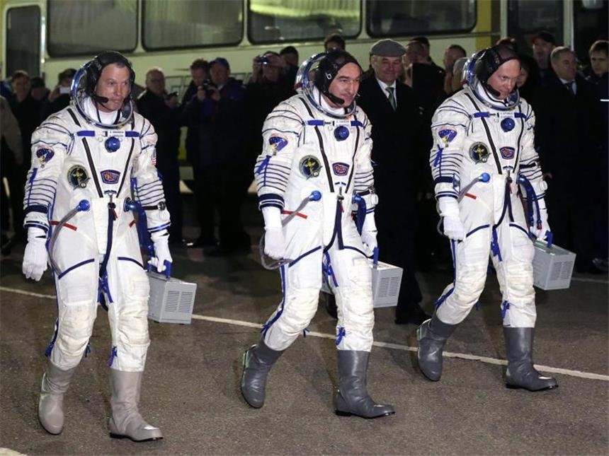 Drei Raumfahrer starten zur ISS ins All Die Russen Alexander Skworzow (M) und Oleg Artemjew (r) sowie der US-Amerikaner Steve Swanson auf dem Weg zur Sojus-Rakete. Foto: Maxim Shipenkov